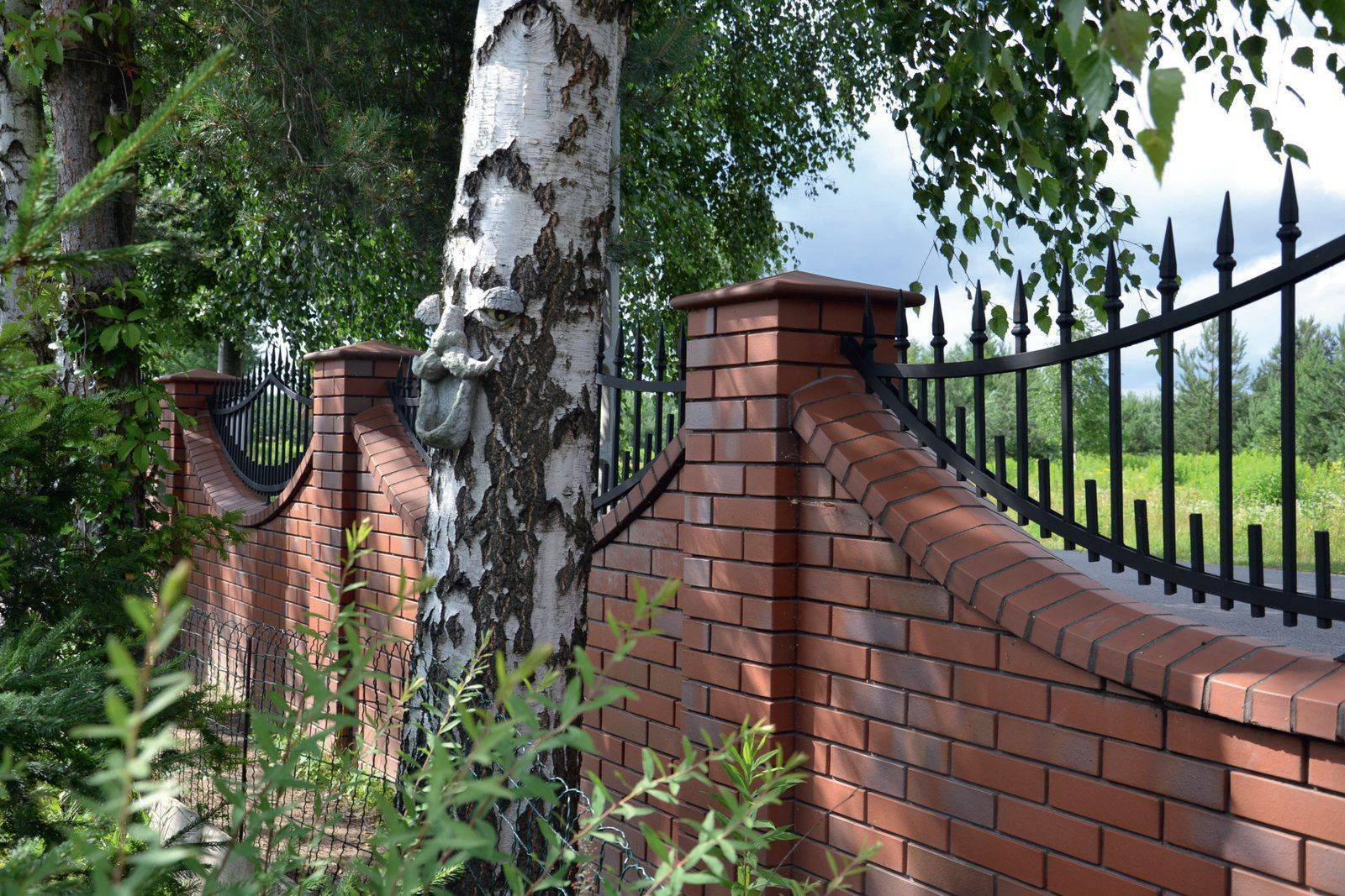 Кирпичный забор с ковкой: фото кованых элементов столбов с воротами
