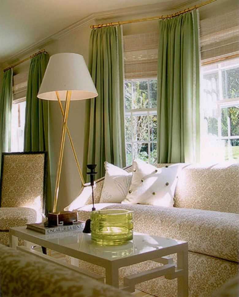 Зеленые шторы в интерьере гостиной, спальни с белой мебелью 
 - 39 фото