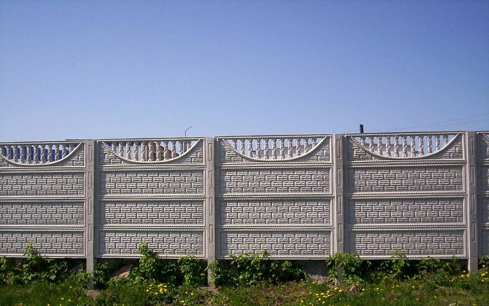 Металлическое ограждение территории с кованной ажурной решёткой или кованый забор для палисадника