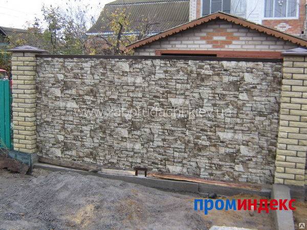 Забор из профнастила с имитацией камня