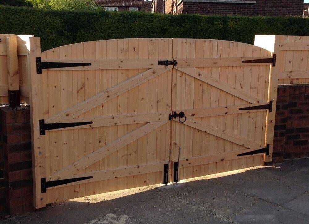 Как сделать распашные гаражные ворота из дерева с калиткой своими руками?