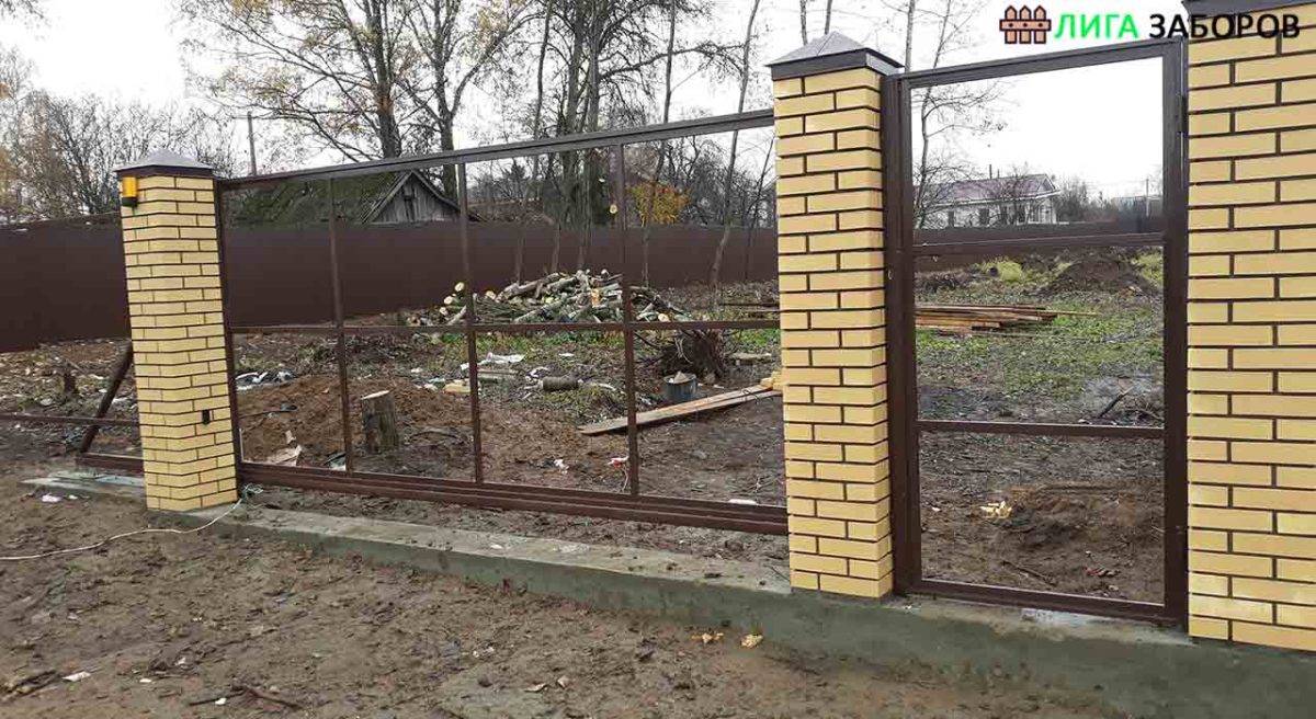 Забор из профнастила с кирпичными столбами своими руками: фото, видео инструкция