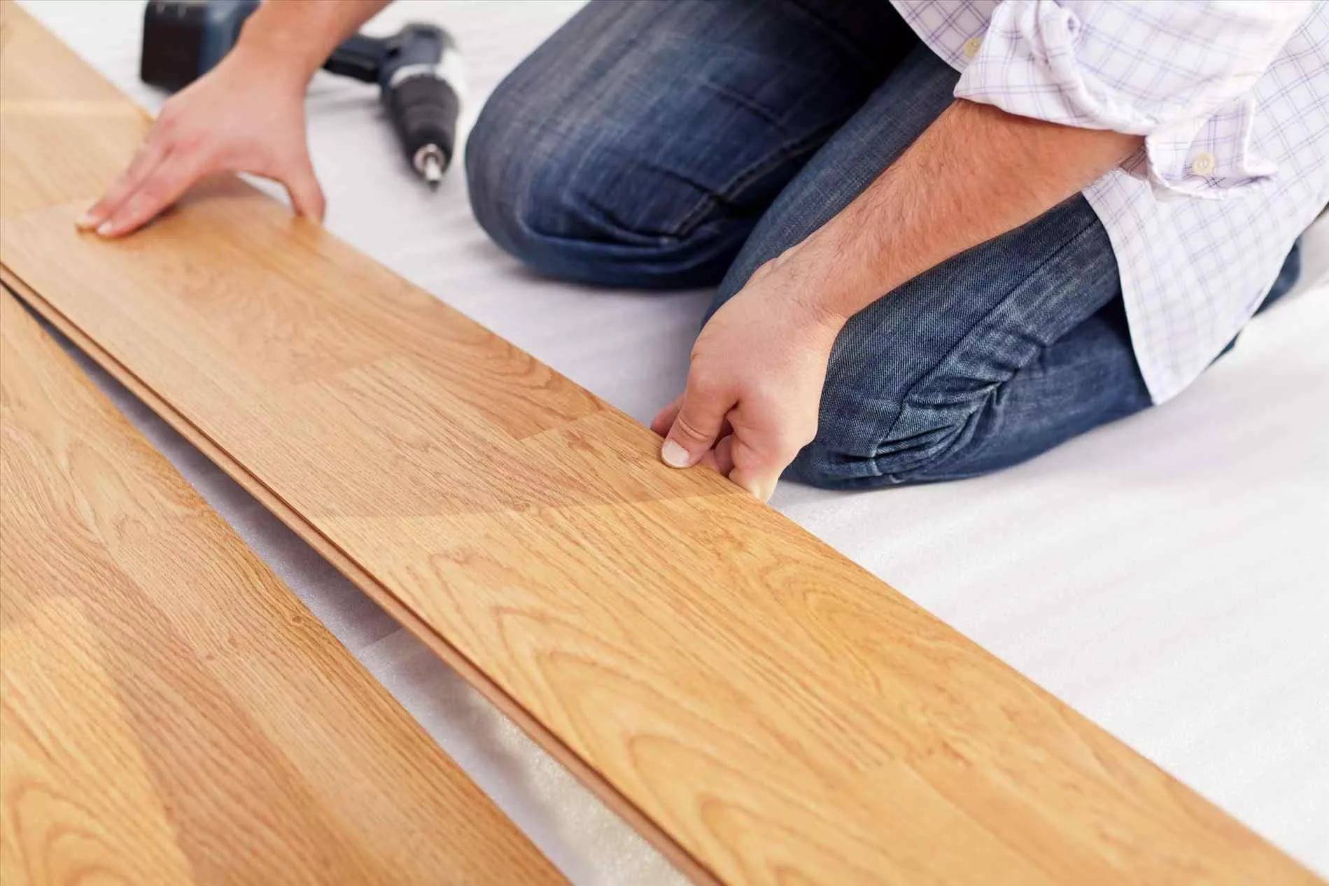 Чем покрыть деревянный пол в доме. виды и особенности материалов, подготовка поверхности