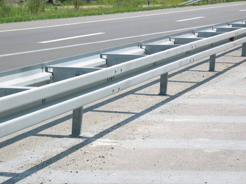 Дорожные барьерные ограждения: инструкция по установке отбойников разных типов на автомобильных дорогах, особенности монтажа