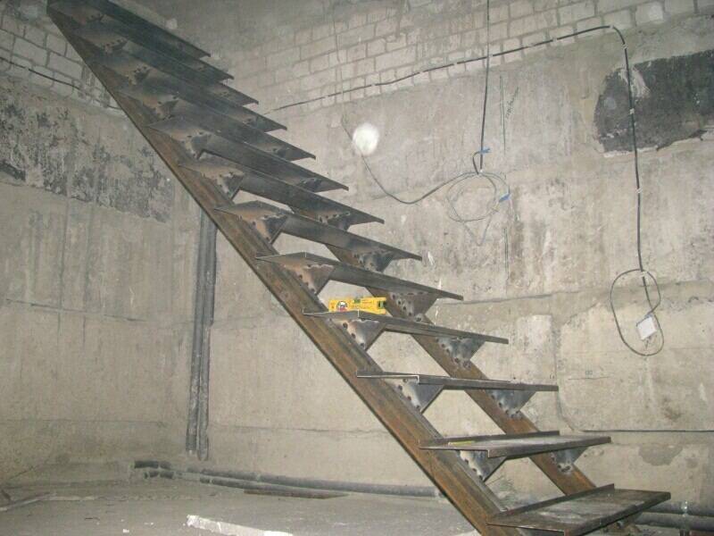 Лестница в подвал гаража: как сделать ступеньки в смотровую и овощную яму своими руками, металлическая, из блоков и другие виды