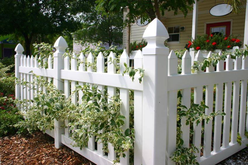 Красивый забор - начало красивого дома: варианты на любой бюджет