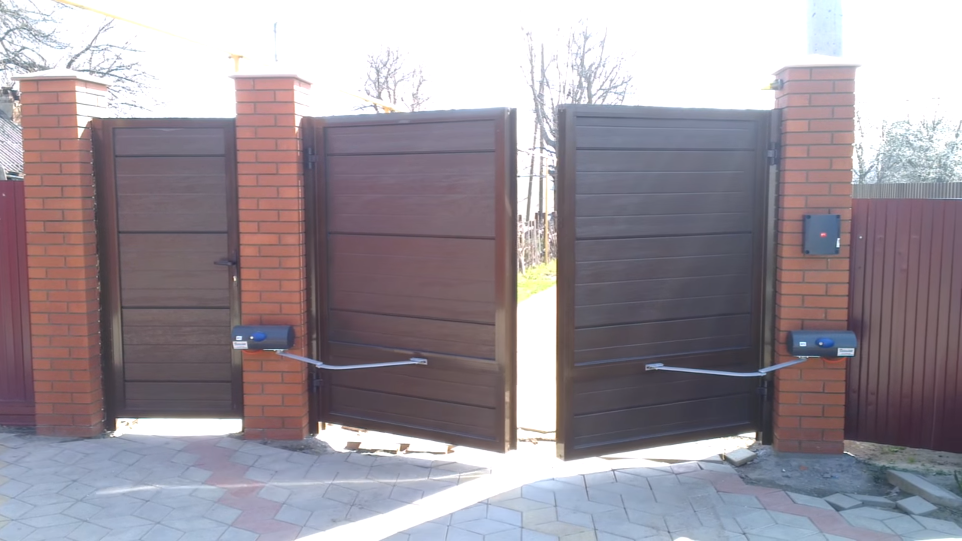 Как сделать въездные ворота – два варианта обустройства заезда во двор