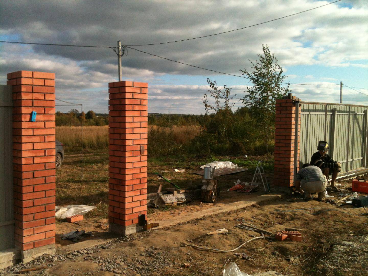 Схема установки закладных для распашных ворот забор с кирпичными столбами