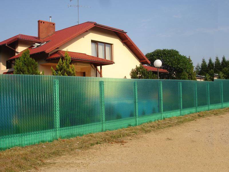 Забор из поликарбоната – простое и оригинальное решение для вашего участка