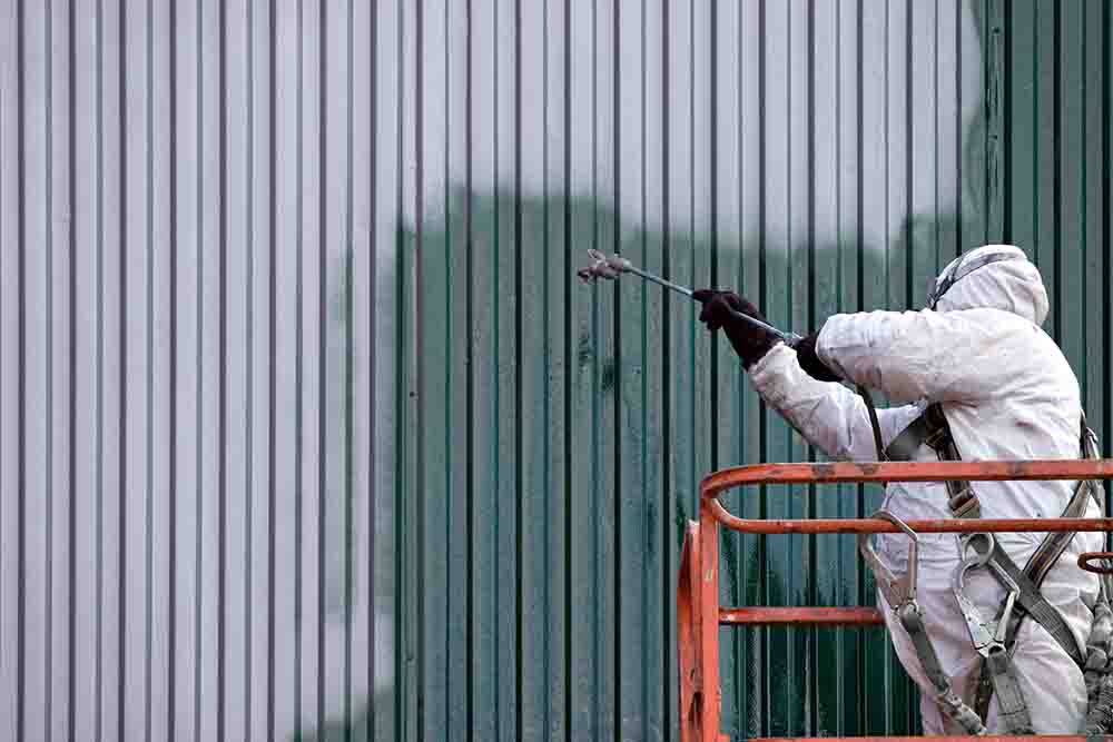 Чем покрасить металлический забор: выбор материалов и ход работы