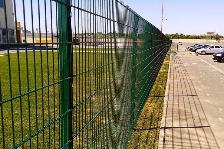 Фасадная сетка – бюджетный вариант материала для дачной ограды