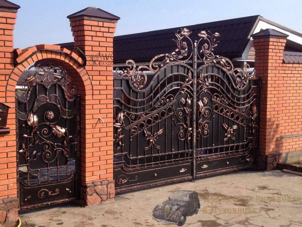 Кованые ворота, фото видов: с калиткой, откатные и распашные, с профнастилом, с виноградной лозой и другими элементами, художественная горячая и холодная ковка