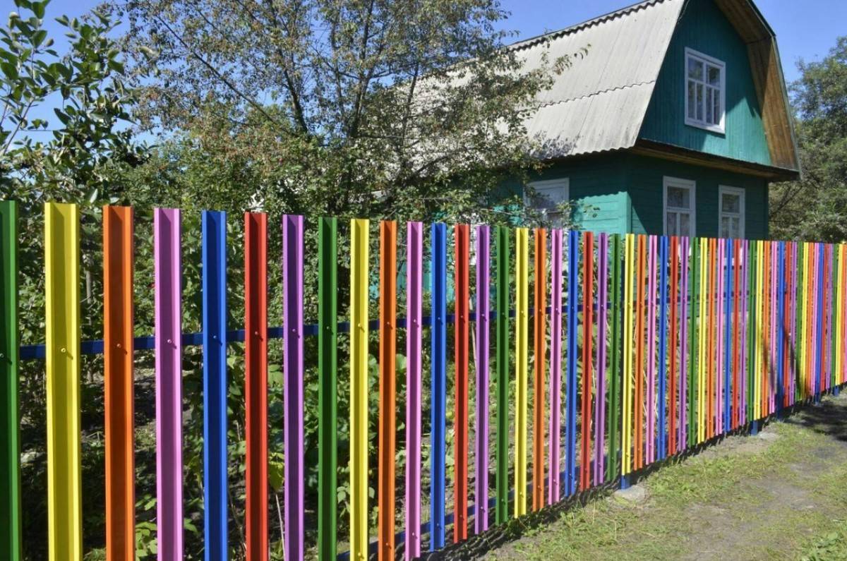 В какой цвет покрасить забор: фото идеи покраски