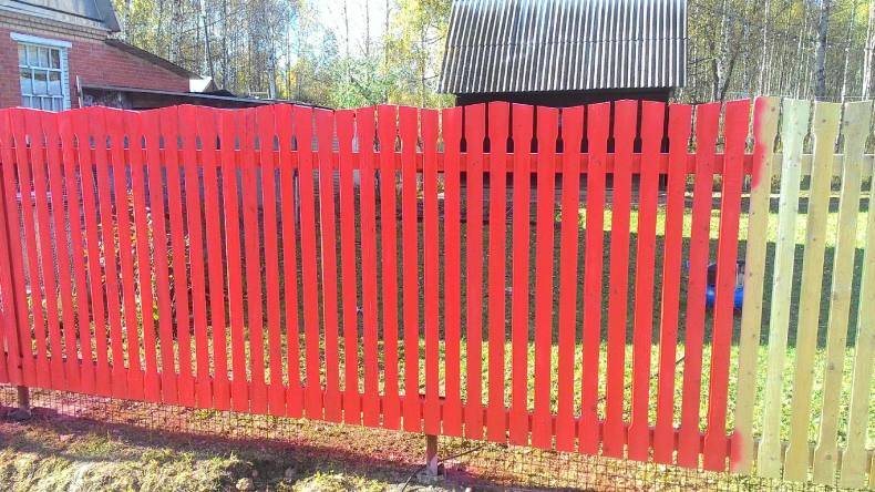Чем обработать штакетник перед покраской. чем красить деревянный забор? как покрасить забор из штакетника