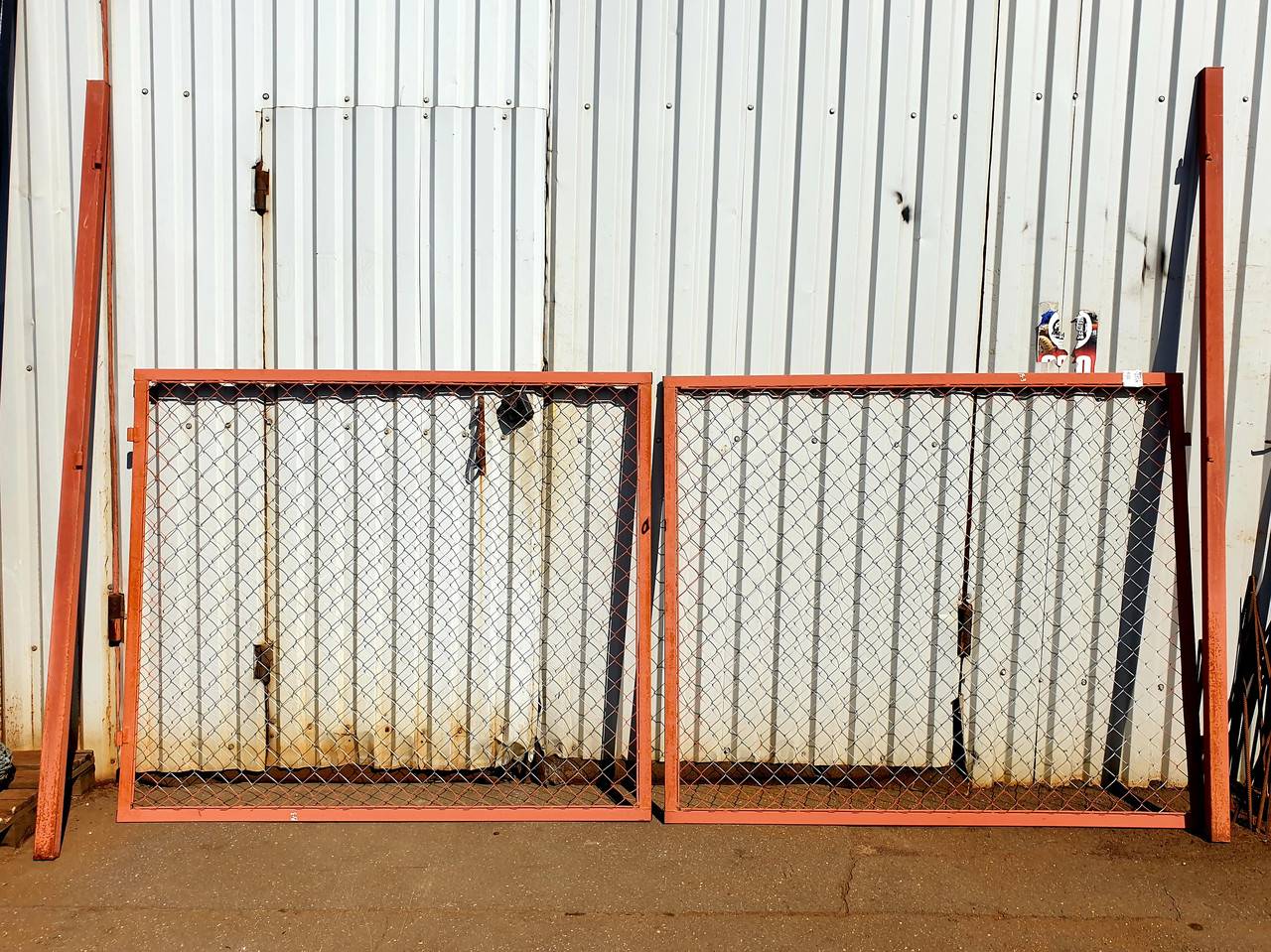 Ворота из рабицы: простая и надежная конструкция (21 фото)
