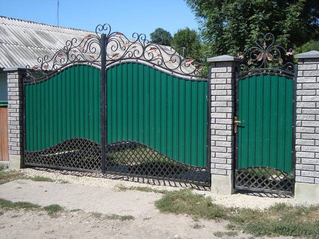 Ворота из профнастила с оригинальными элементами ковки своими руками