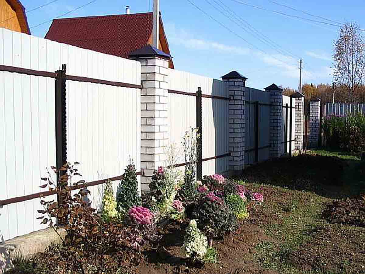 Можно ставить глухой забор. Забор на участке. Забор на дачном участке. Забор между соседями. Забор между участками.