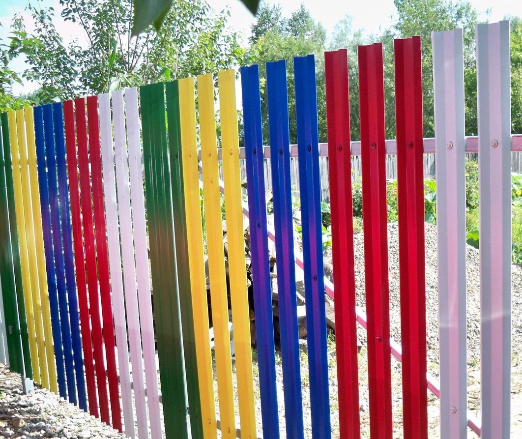 Как красиво покрасить забор из штакетника. чем покрасить деревянный забор своими руками. как покрасить деревянный забор из штакетника – техника нанесения