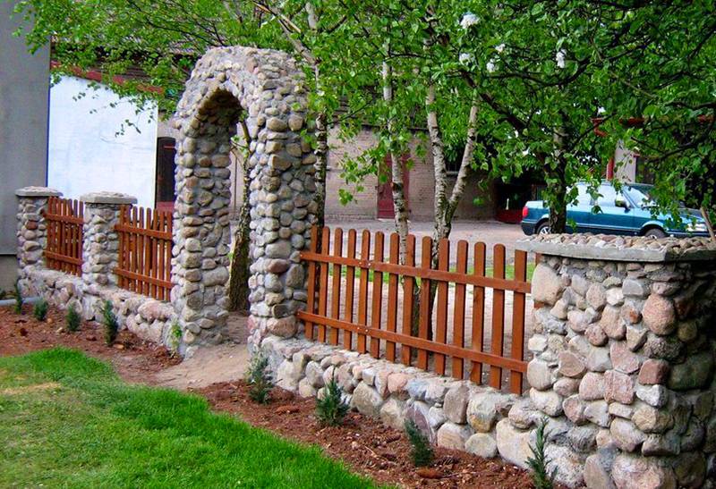 Как построить забор из природного камня своими руками