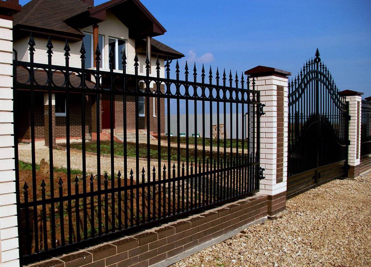 Какой забор лучше поставить в частный дом?