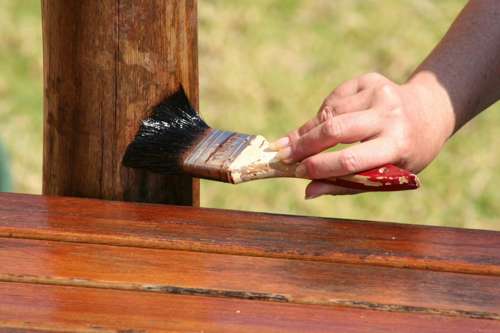 Чем обработать деревянный забор от гниения и влаги