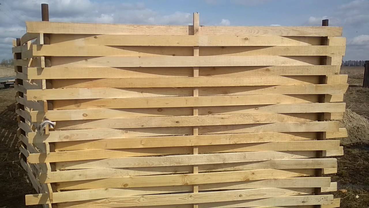 Горизонтальный плетеный забор из досок – технология изготовления: обзор