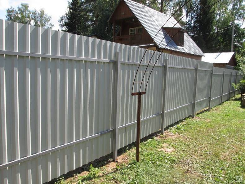 Серый забор для дома и дачи (фото): советы психолога, каким цветом лучше покрасить профильный и деревянный забор из штакетника