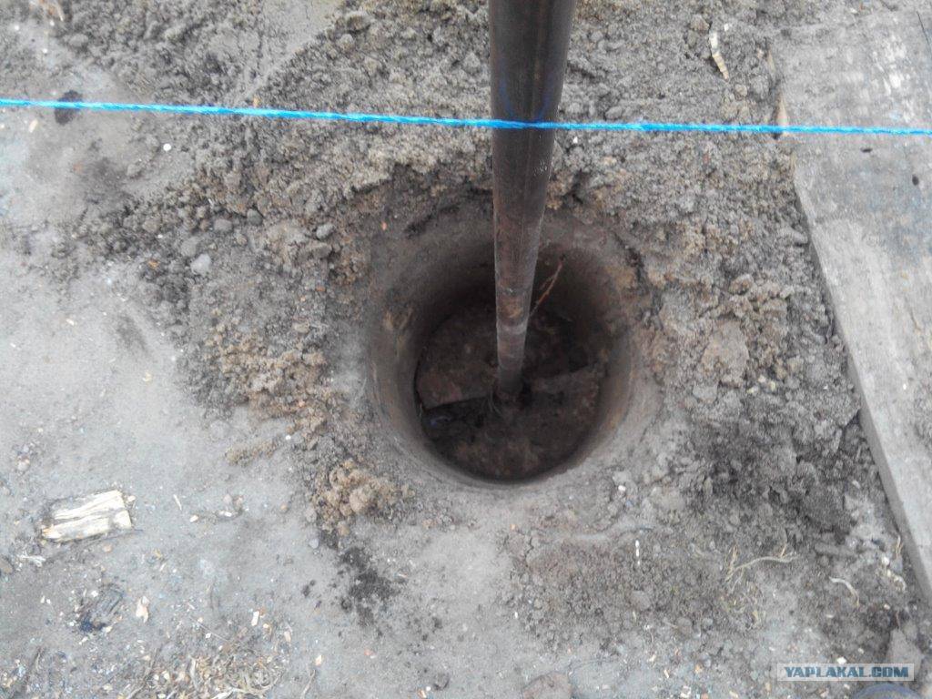 На какую глубину закапывать столбы для забора: необходимая глубина ямы