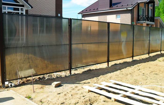 Кованый забор с поликарбонатом: монтаж, фото и видео