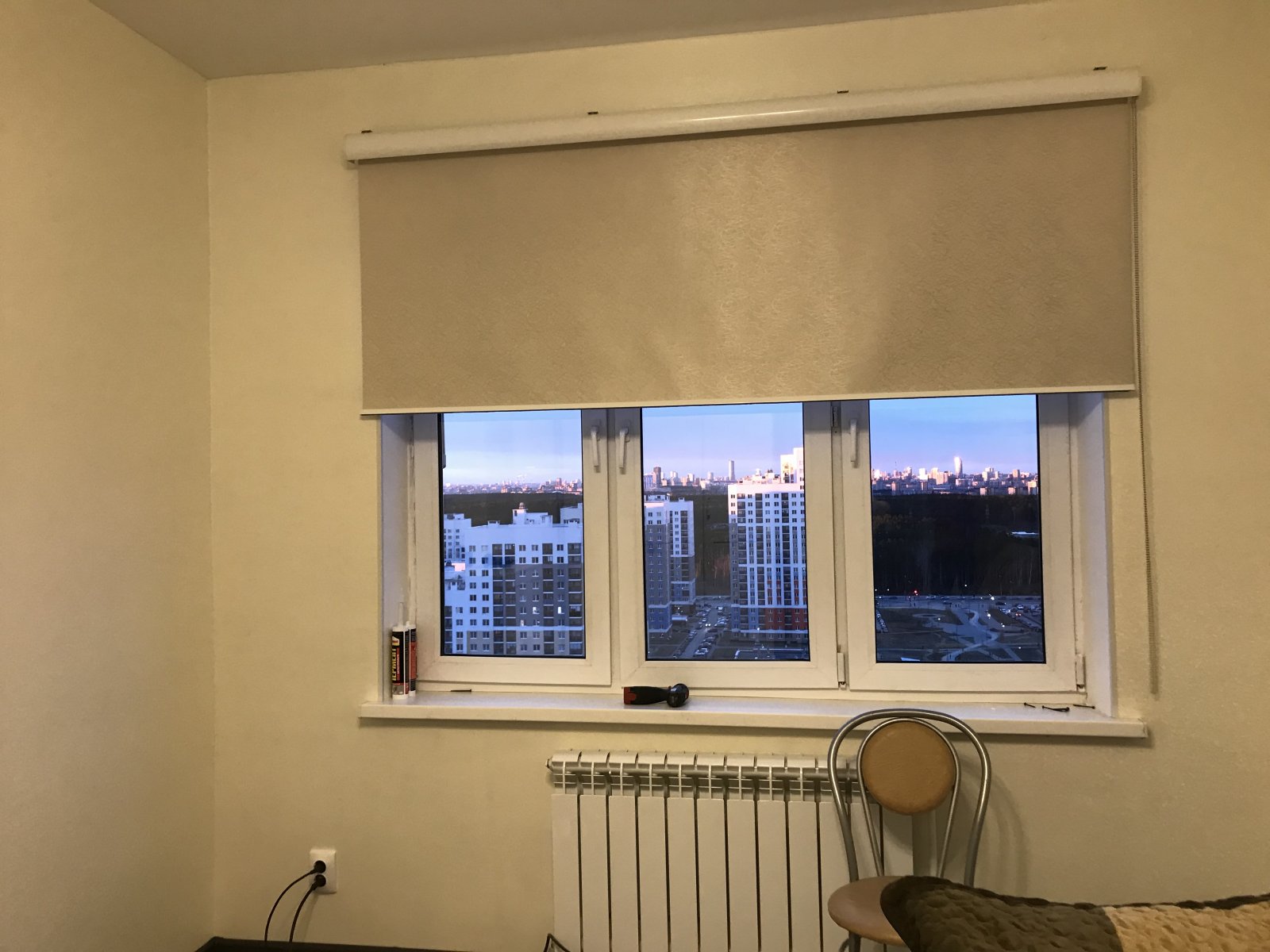 Порядок крепления рулонных штор на окна