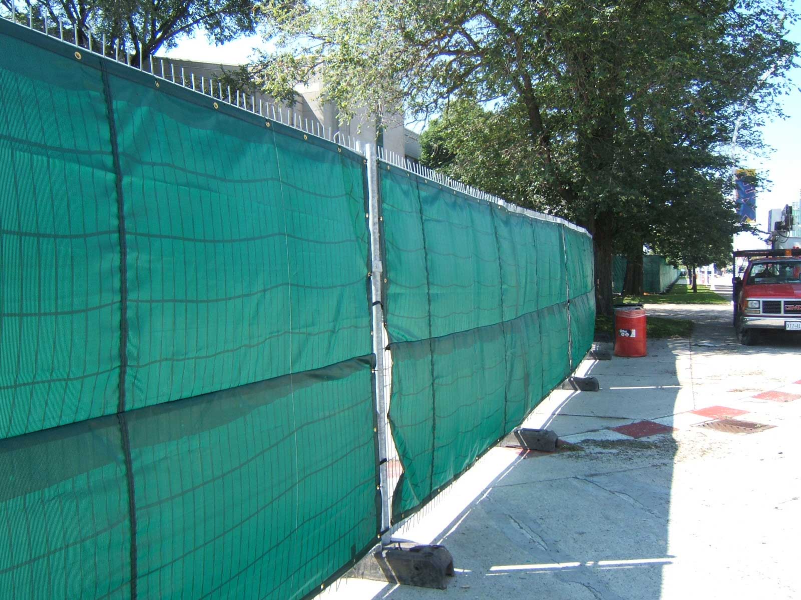 Забор из сетки рабицы чем закрыть. как сделать забор из сетки непросматриваемым и не поссориться с соседями по даче: самые простые и бюджетные варианты