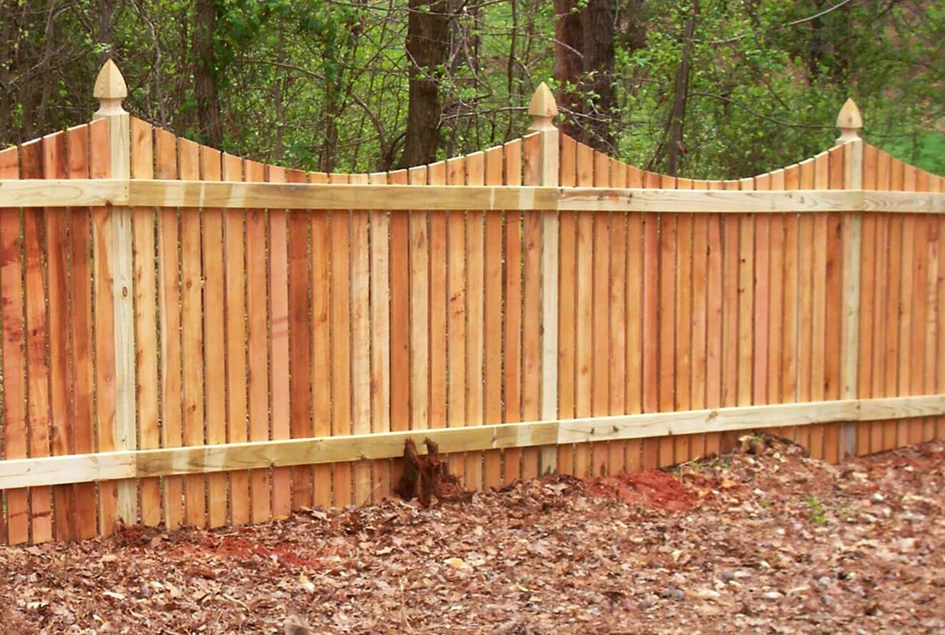 Как сделать забор из деревянного штакетника своими руками: подготовка материалов, способы монтажа и отделки