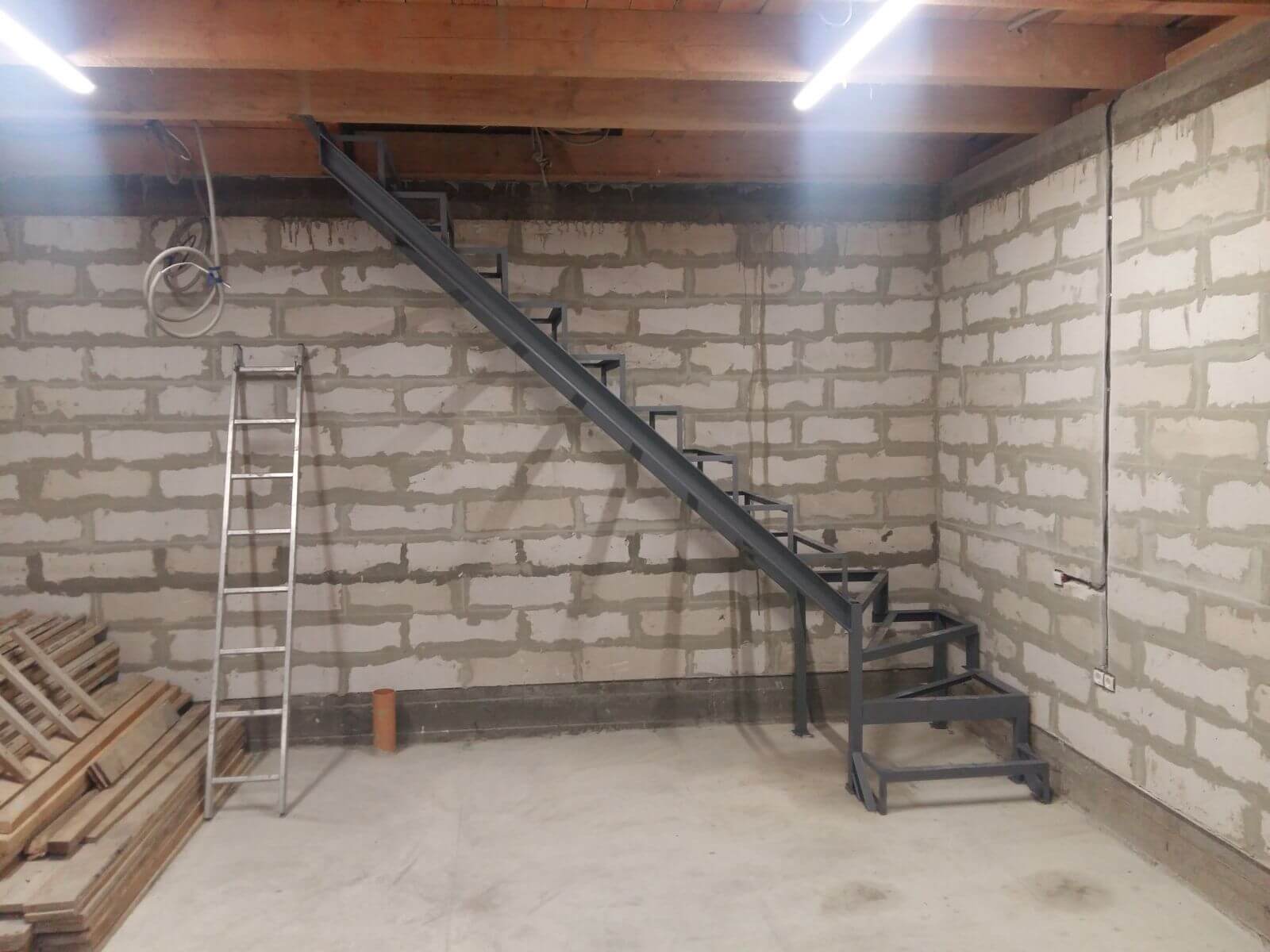 Лестница в подвал дома и гаража: деревянная, металлическая