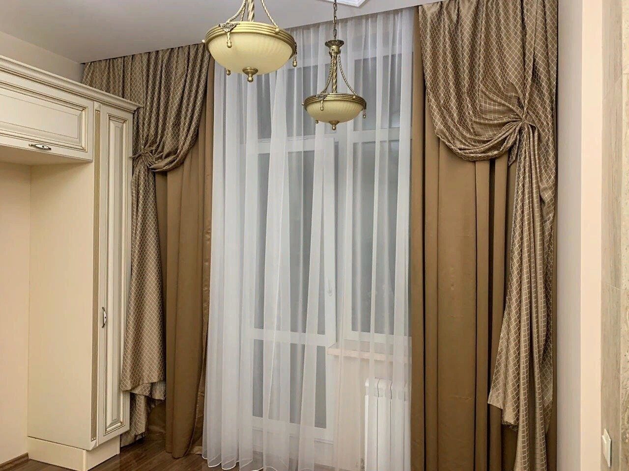 Современный стиль хай-тек особенности оформления интерьера, шторы для окон зала, спальни и кухни