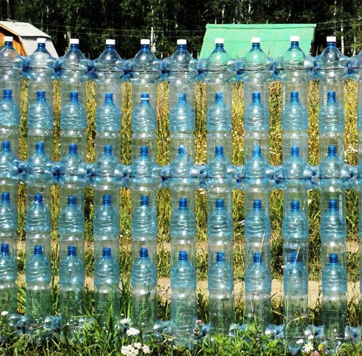 Забор из пластиковых бутылок: какой тип выбрать и как установить