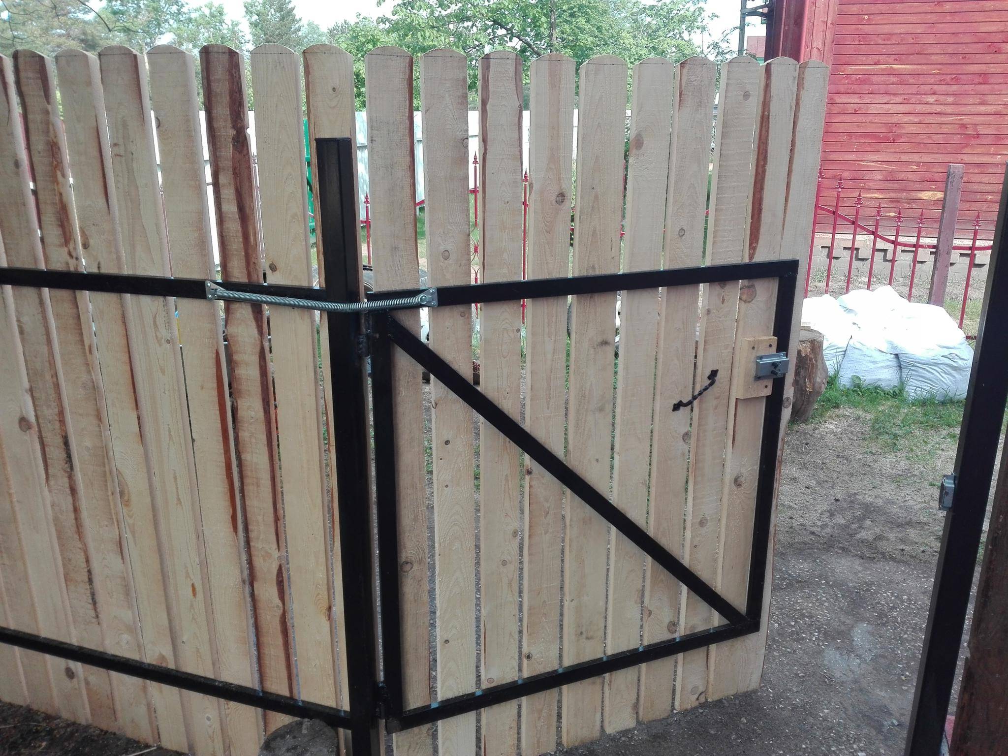 Ворота из профнастила своими руками – как сделать распашные ворота из профлиста с калиткой, изготовление и установка + фото-видео