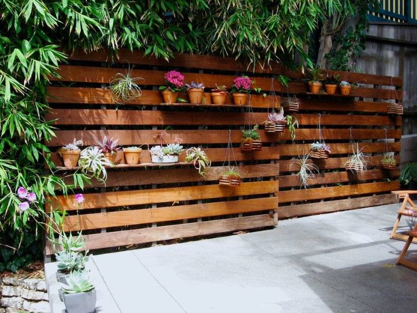 Забор из поддонов: как построить своими руками? ТОП-150 вариантов с бюджетными фото-идеями заборов для дачи и садовых клумб