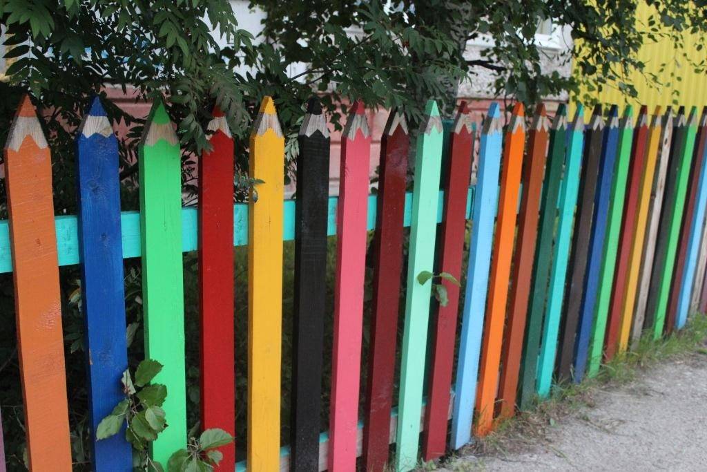 Чем можно дешево и красиво покрасить ???? деревянный забор, чтобы хватило надолго, как его украсить своими руками?