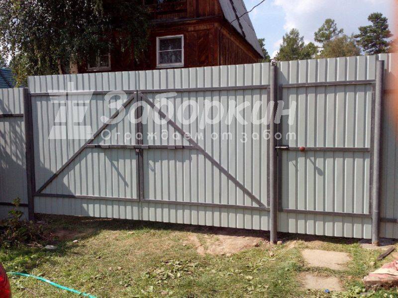 Забор и ворота с калиткой из профнастила: пошаговая инструкция