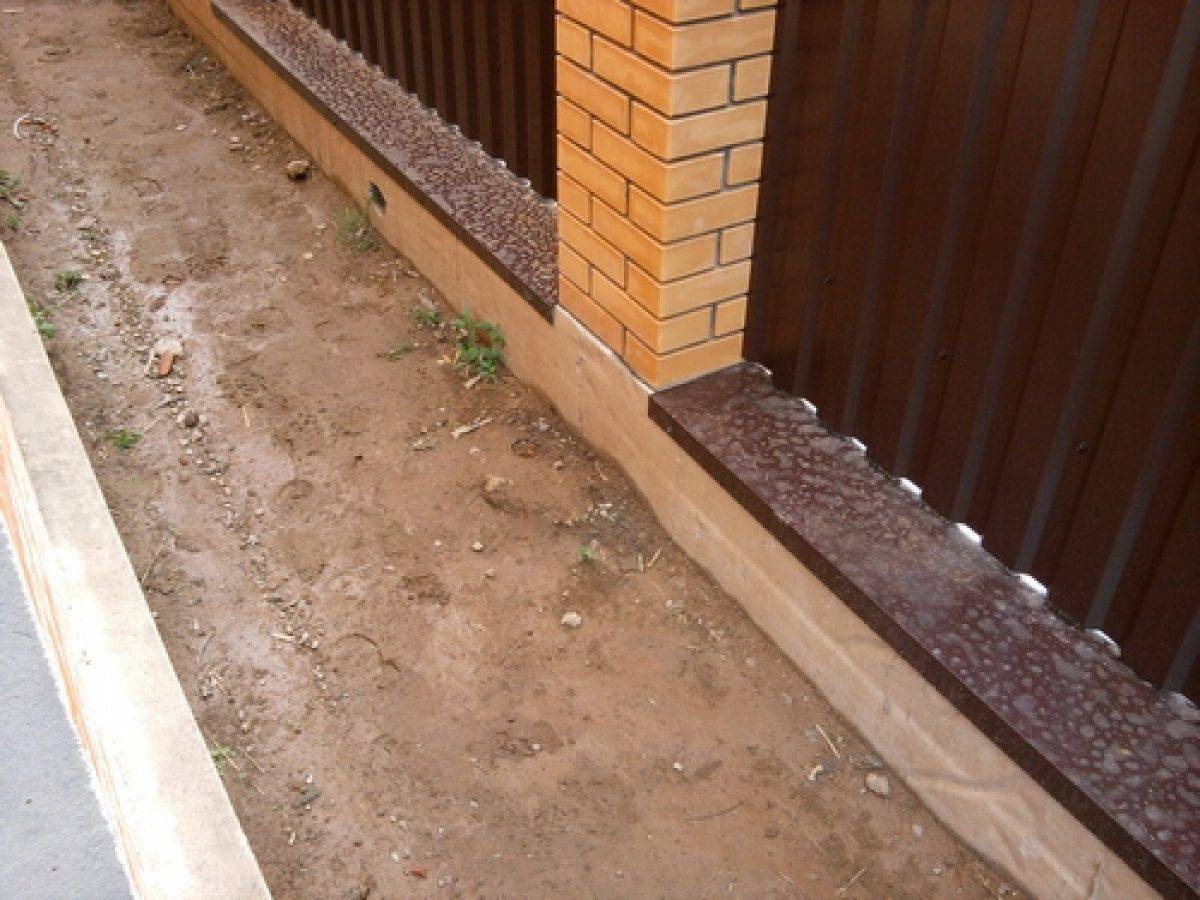 Отливы для забора из кирпича: на фундамент, цоколь, установка металлических и бетонных