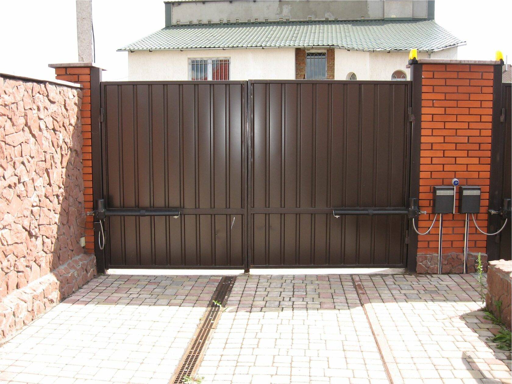 Автоматические ворота для дачи: установка во дворе частного дома