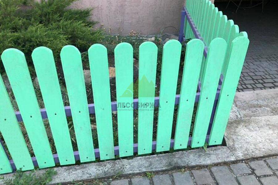 Чем покрасить деревянный забор и продлить его жизнь