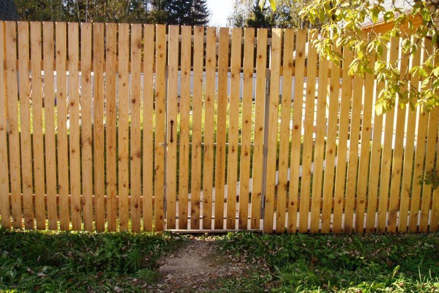 Забор из деревянного обрезного штакетника