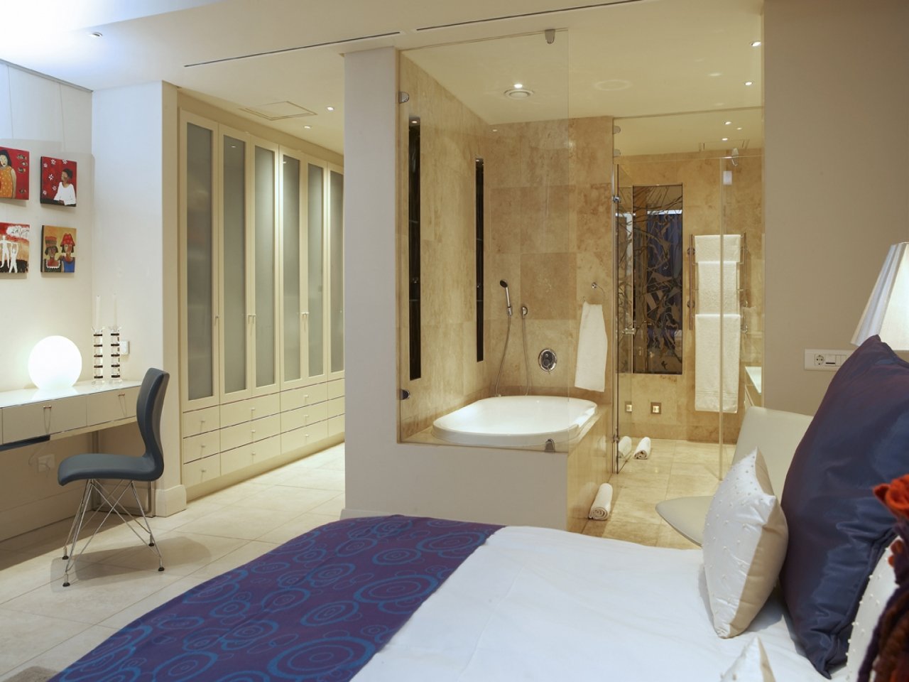 Спальня с ванной и гардеробной: комната с совмещенным дизайном, фото