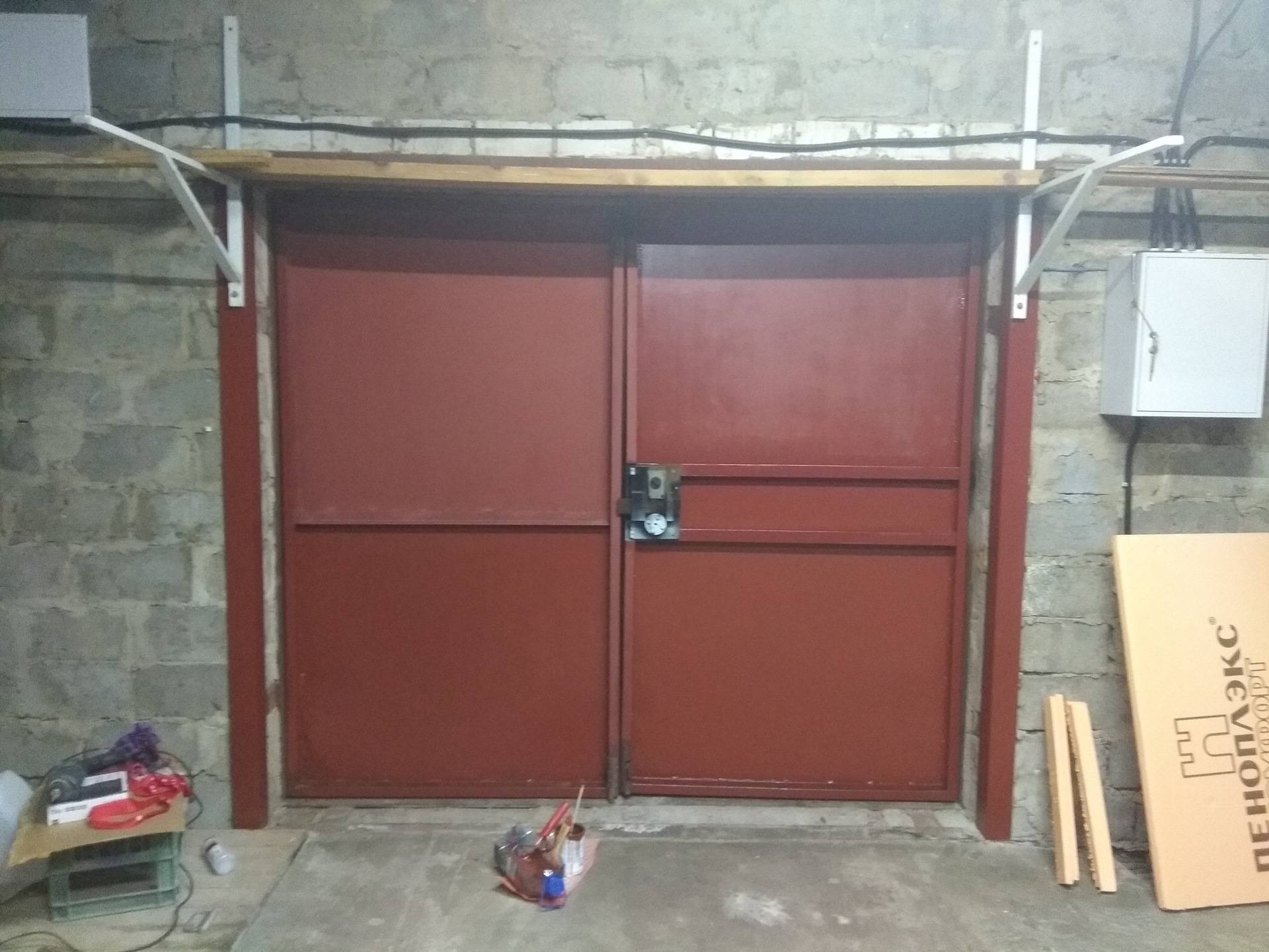 Как утеплить ворота в гараже своими руками изнутри - пенопластом, пеноплексом и другими материалами - все о строительстве
