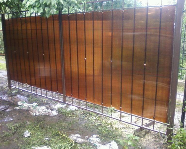 Забор из поликарбоната на металлическом каркасе своими руками