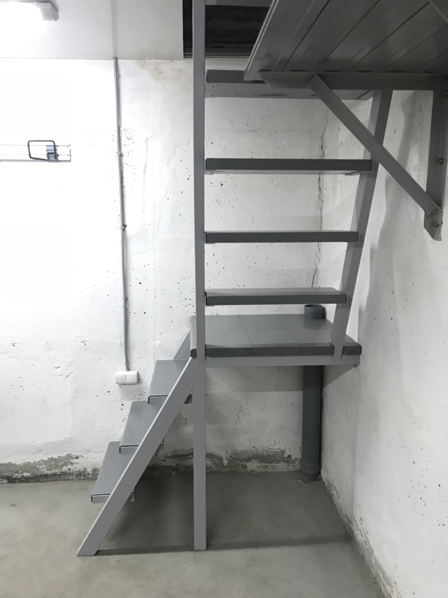 Лестница в подвал гаража, устройство металлической/деревянной лестницы для гаражей | гаражтек
