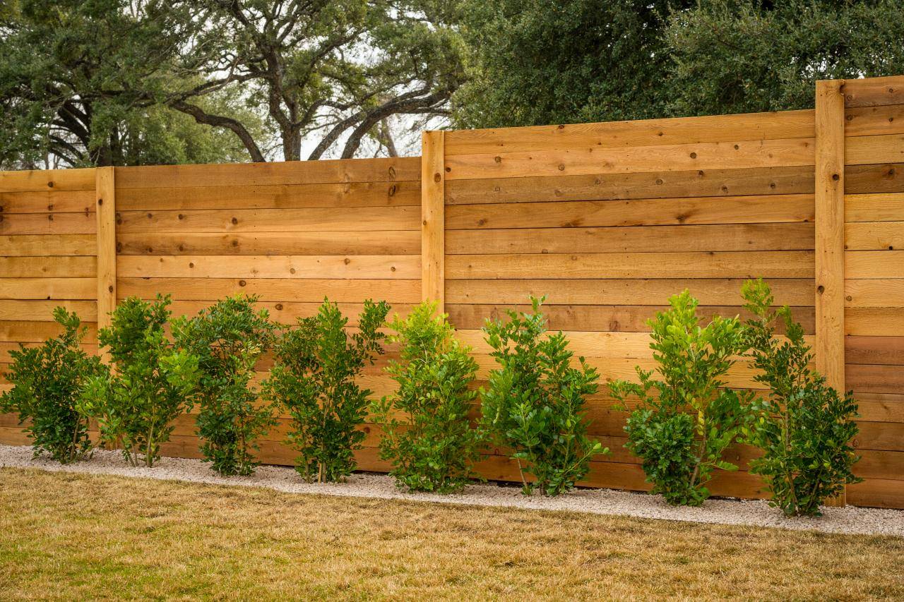 Деревянный забор своими руками дешево и красиво: фото штакетника и жалюзи