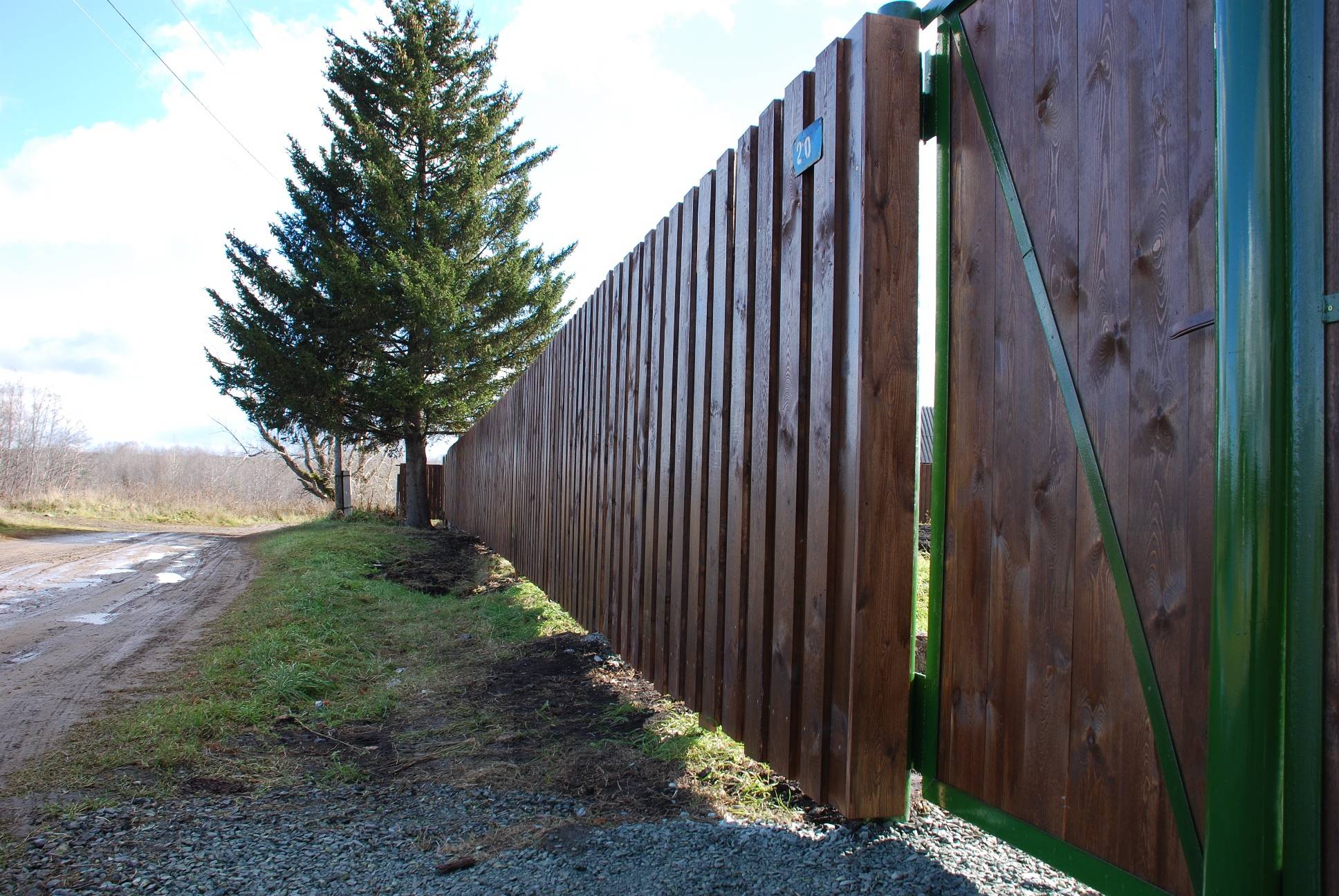 Красим деревянный забор