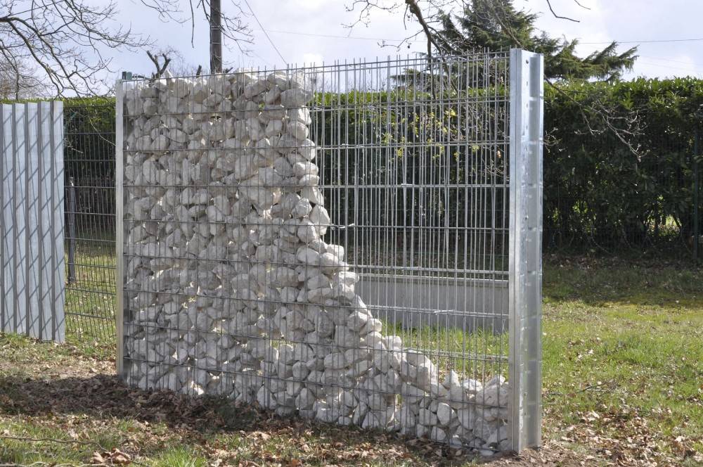 Забор из камней в сетке 78 фото